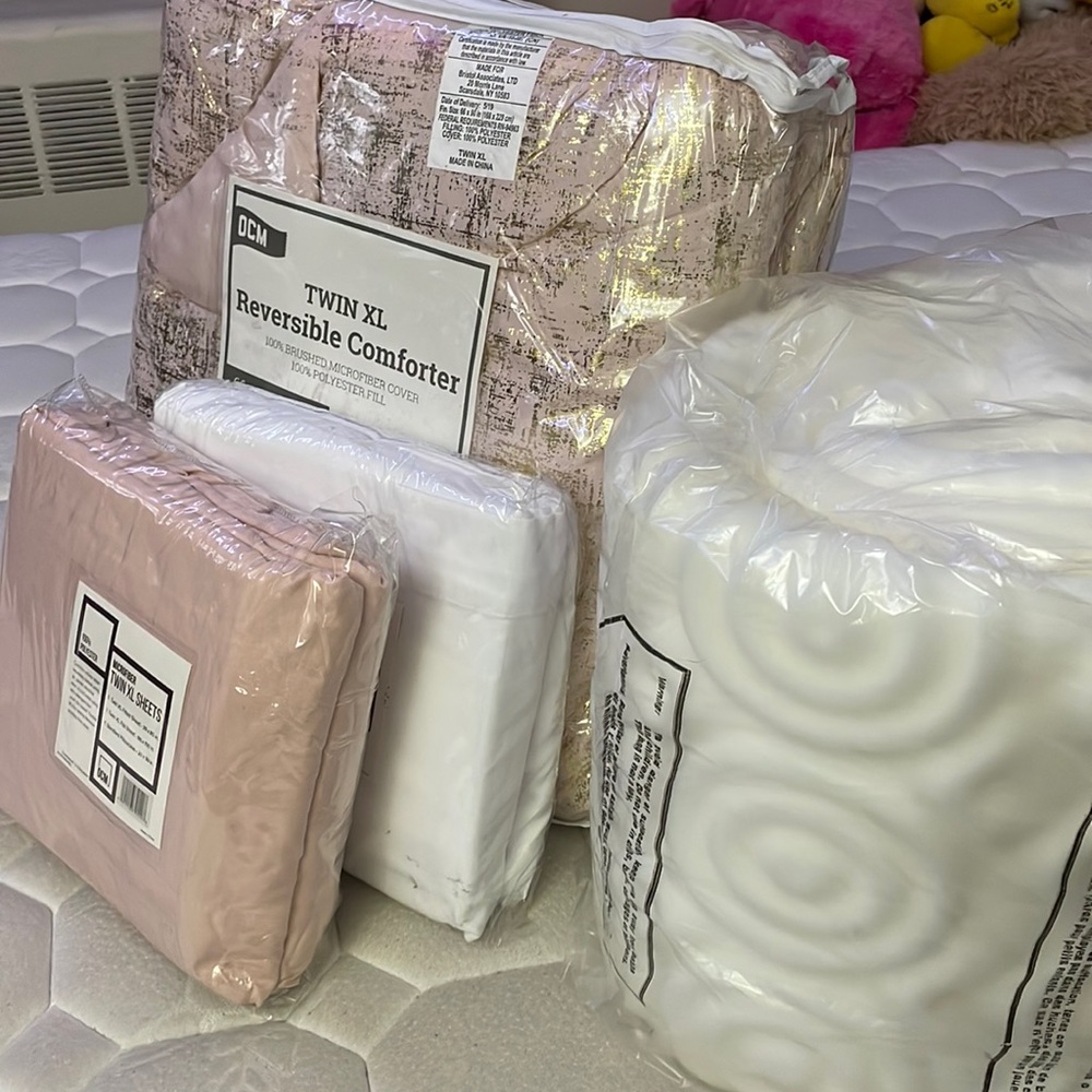 OCM Twin XL Pink and Gold Reversible Comforter Set.